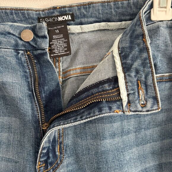 Fashion Nova Jeans Womens 13 Straight Denim Pants Ladies Distressed Blue Stretch - Picture 3 of 4